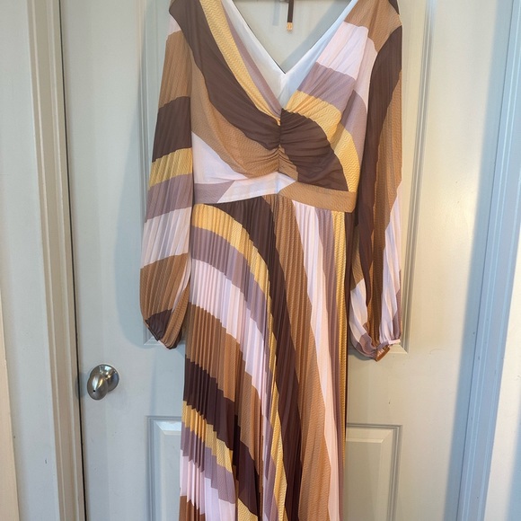 NWT MOTF PREMIUM PLEATED LIGHT FLOWY V-NECK Nude Tone Dress, size XL - Picture 10 of 12